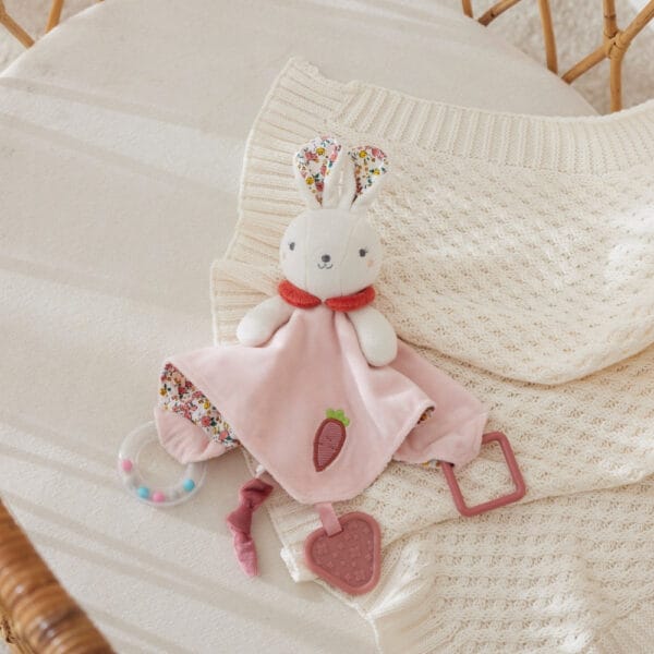 jiggle-giggle-hugglies-bunny-comforter-rattle-baby-toy-600x600