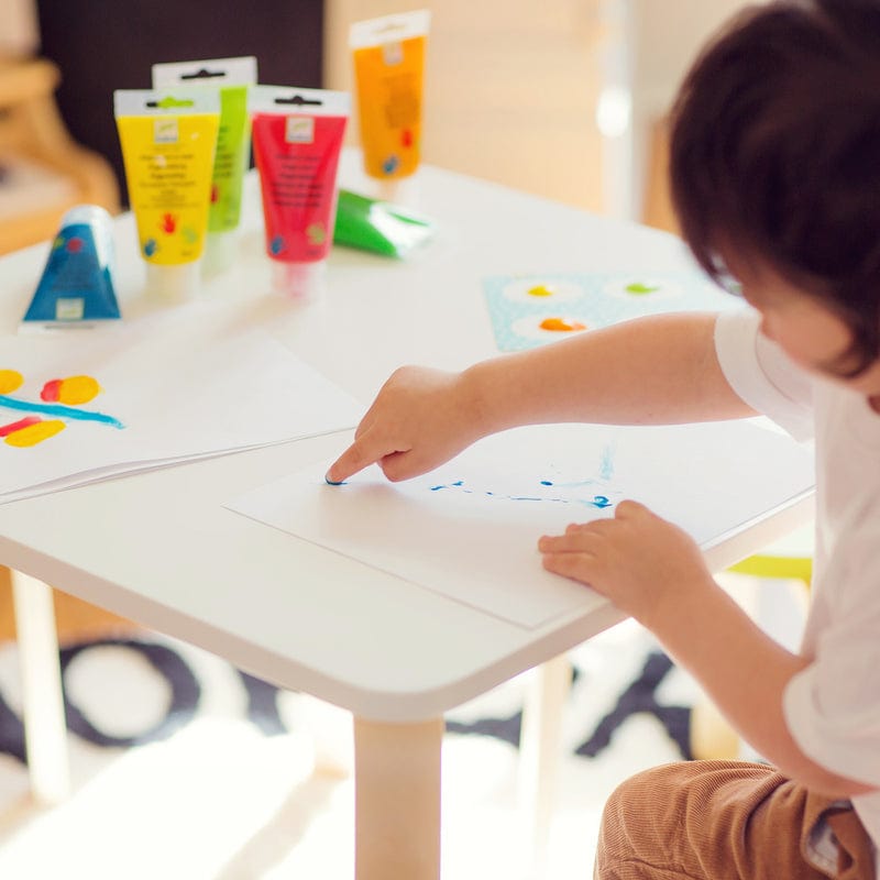 child doing finger paint using djeco finger paint colours